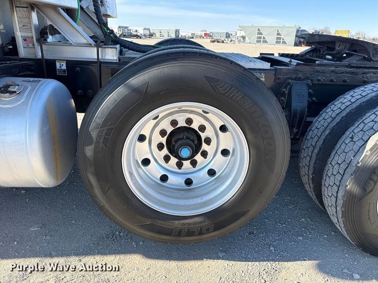 image for item DQ4339 2019 Peterbilt 389 semi truck