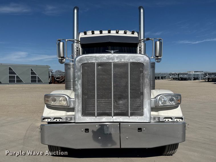 image for item DQ4340 2018 Peterbilt 389 semi truck