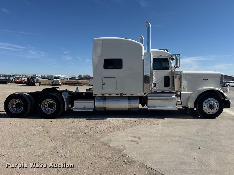 image for item DQ4340 2018 Peterbilt 389 semi truck