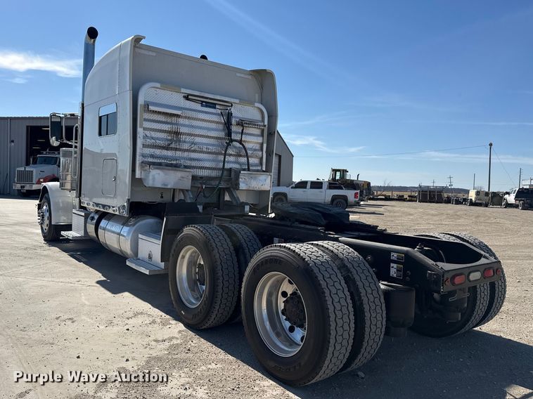 image for item DQ4340 2018 Peterbilt 389 semi truck