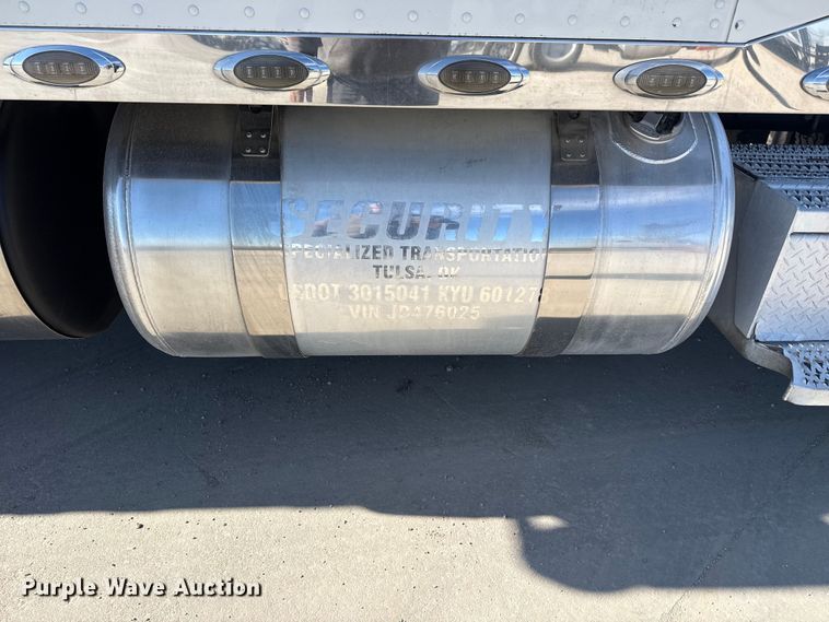 image for item DQ4340 2018 Peterbilt 389 semi truck