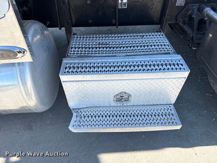 image for item DQ4340 2018 Peterbilt 389 semi truck