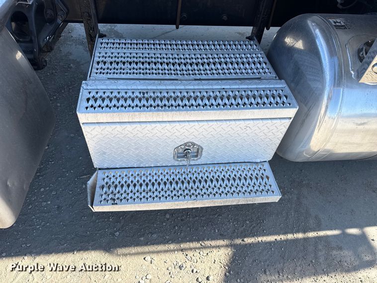 image for item DQ4340 2018 Peterbilt 389 semi truck