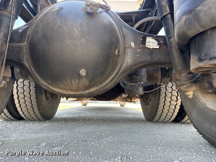 image for item DQ4340 2018 Peterbilt 389 semi truck