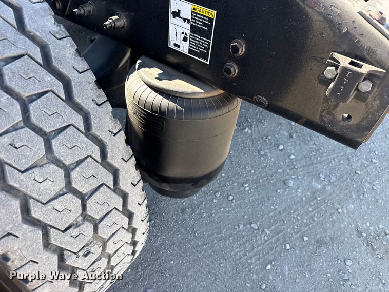 image for item DQ4340 2018 Peterbilt 389 semi truck