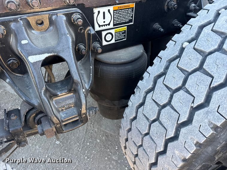 image for item DQ4340 2018 Peterbilt 389 semi truck