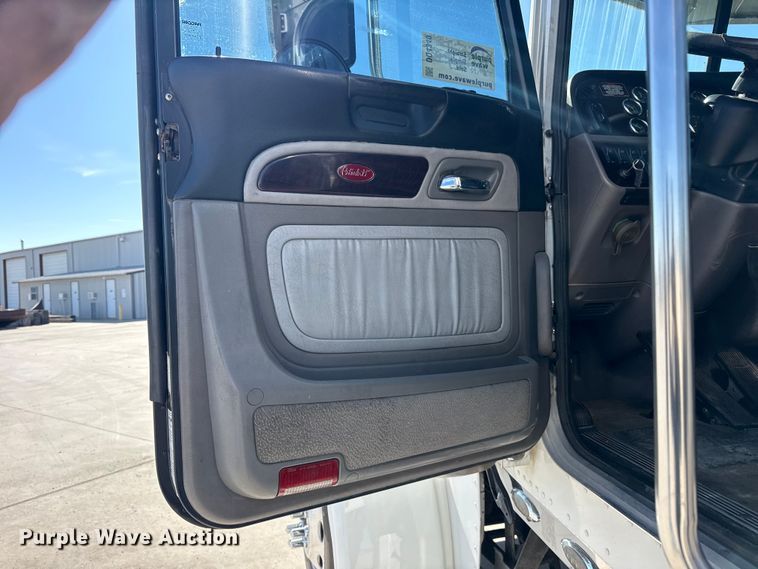 image for item DQ4340 2018 Peterbilt 389 semi truck