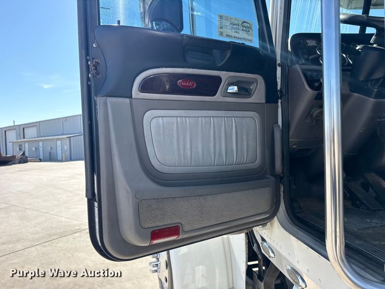 image for item DQ4340 2018 Peterbilt 389 semi truck