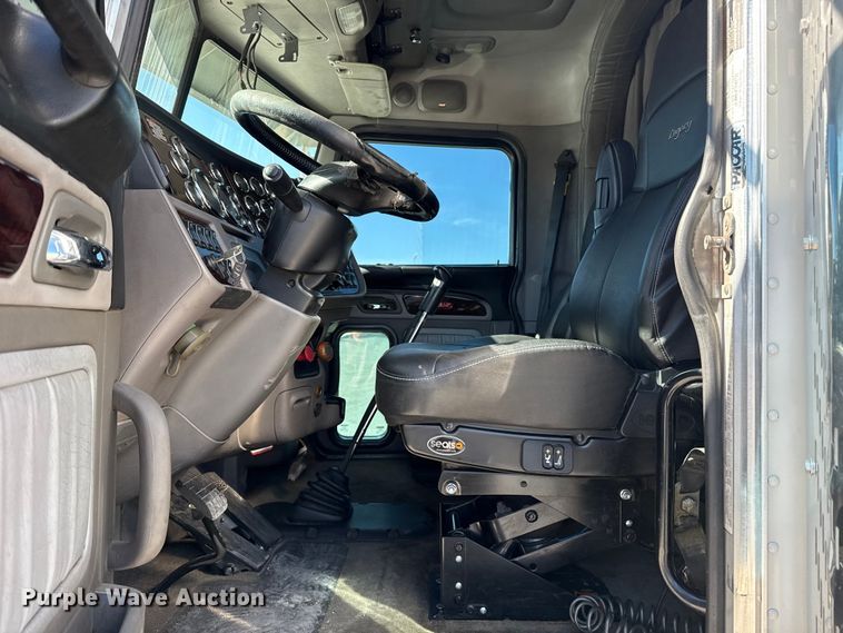 image for item DQ4340 2018 Peterbilt 389 semi truck