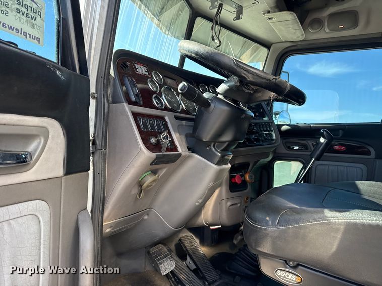 image for item DQ4340 2018 Peterbilt 389 semi truck