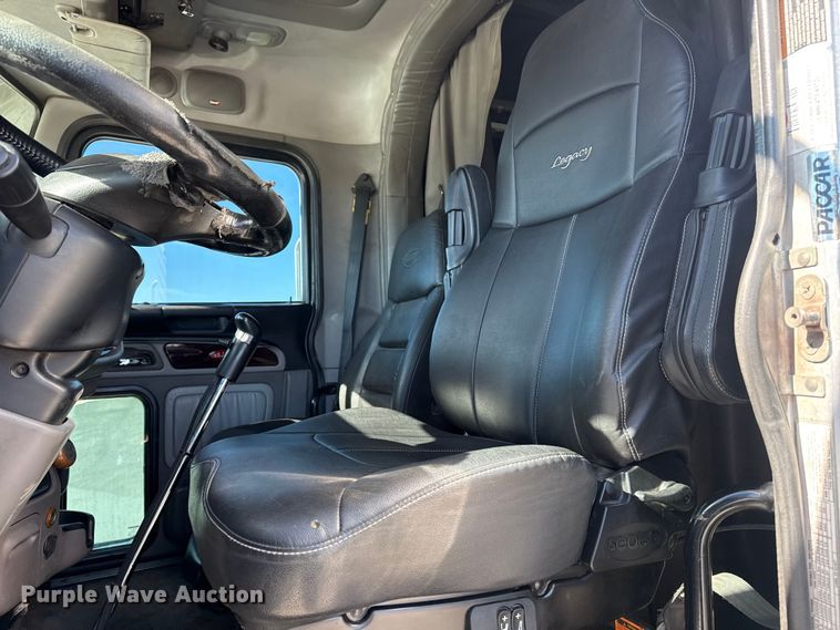 image for item DQ4340 2018 Peterbilt 389 semi truck