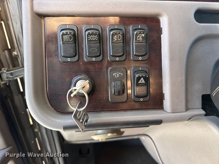 image for item DQ4340 2018 Peterbilt 389 semi truck