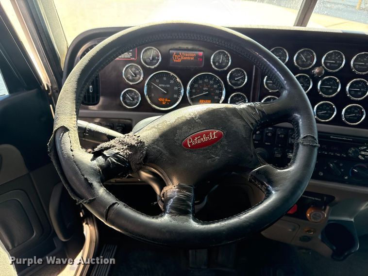 image for item DQ4340 2018 Peterbilt 389 semi truck