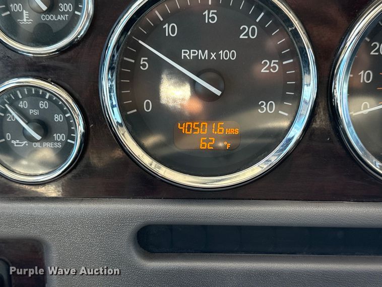 image for item DQ4340 2018 Peterbilt 389 semi truck