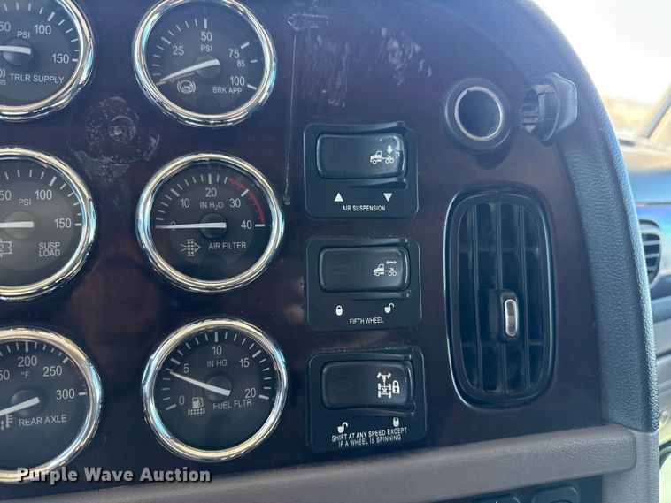 image for item DQ4340 2018 Peterbilt 389 semi truck