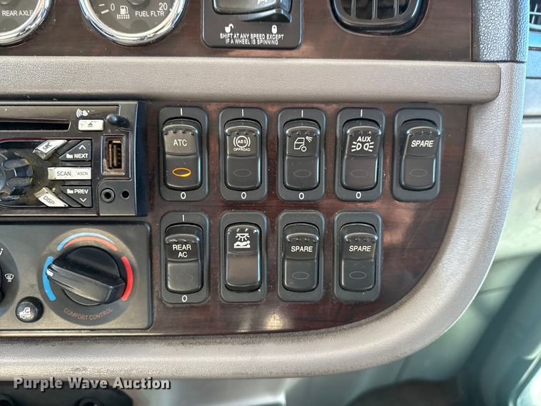 image for item DQ4340 2018 Peterbilt 389 semi truck