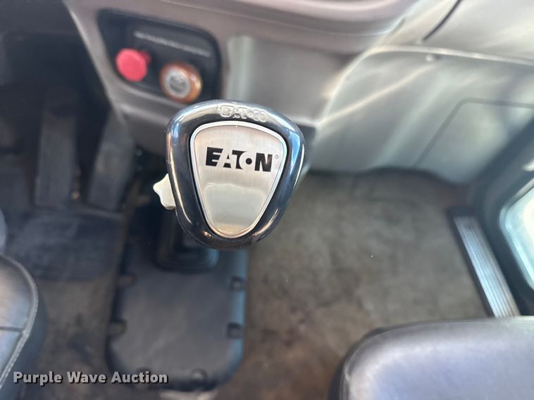 image for item DQ4340 2018 Peterbilt 389 semi truck