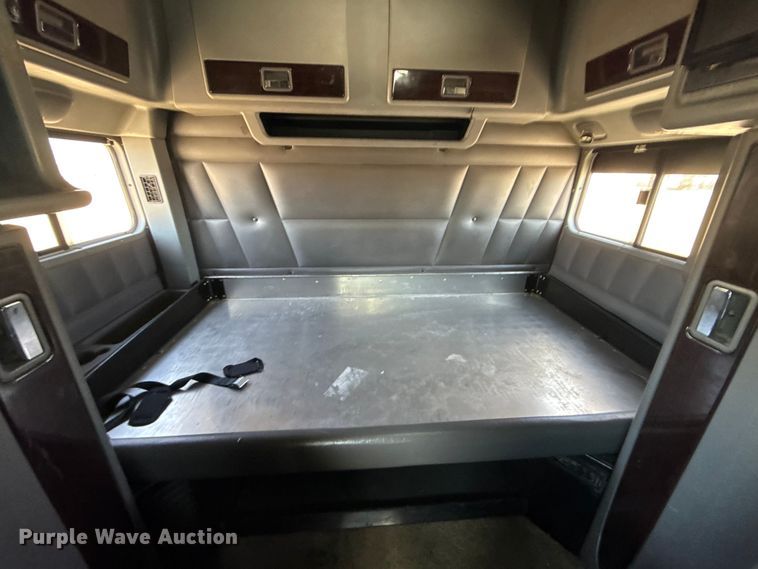 image for item DQ4340 2018 Peterbilt 389 semi truck