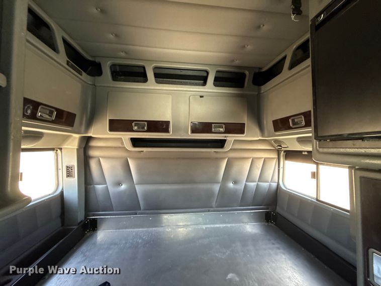 image for item DQ4340 2018 Peterbilt 389 semi truck