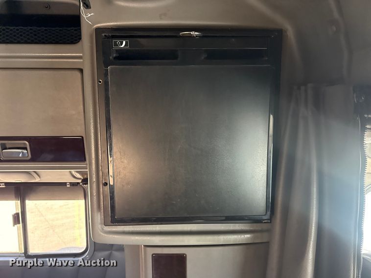 image for item DQ4340 2018 Peterbilt 389 semi truck