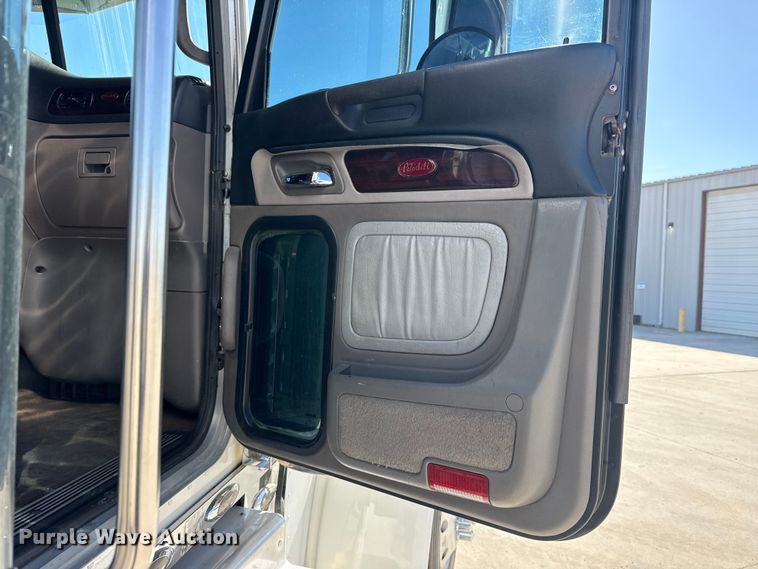 image for item DQ4340 2018 Peterbilt 389 semi truck