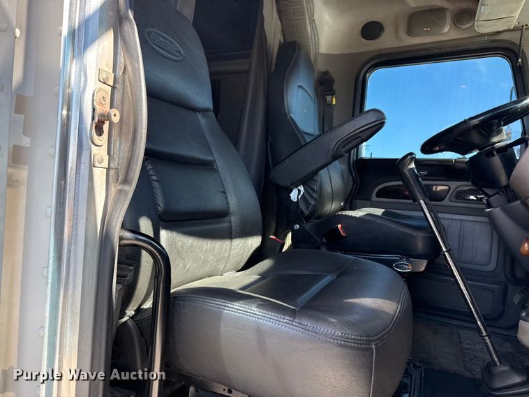 image for item DQ4340 2018 Peterbilt 389 semi truck