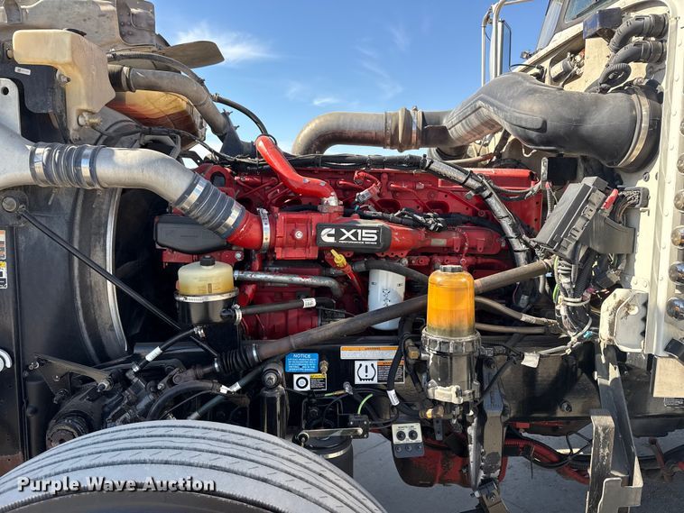 image for item DQ4340 2018 Peterbilt 389 semi truck