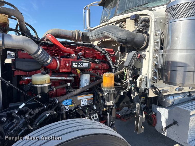 image for item DQ4340 2018 Peterbilt 389 semi truck