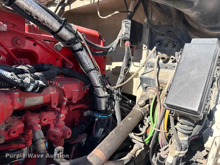 image for item DQ4340 2018 Peterbilt 389 semi truck