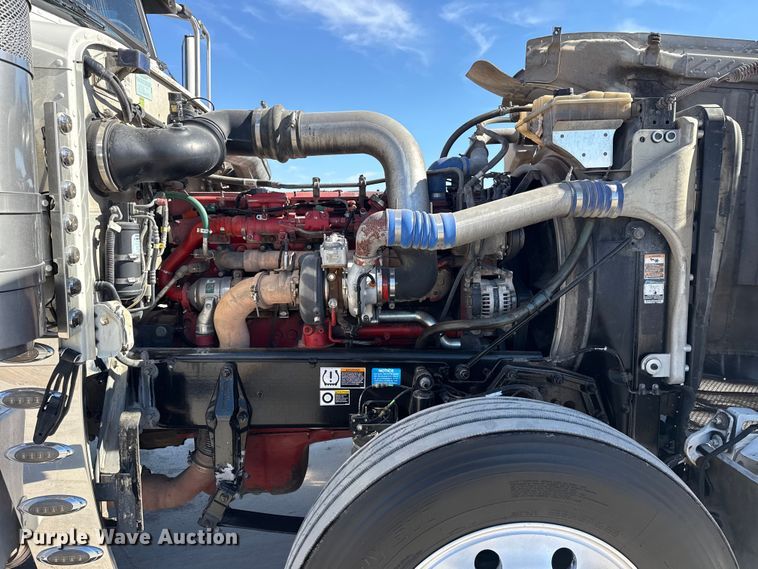 image for item DQ4340 2018 Peterbilt 389 semi truck