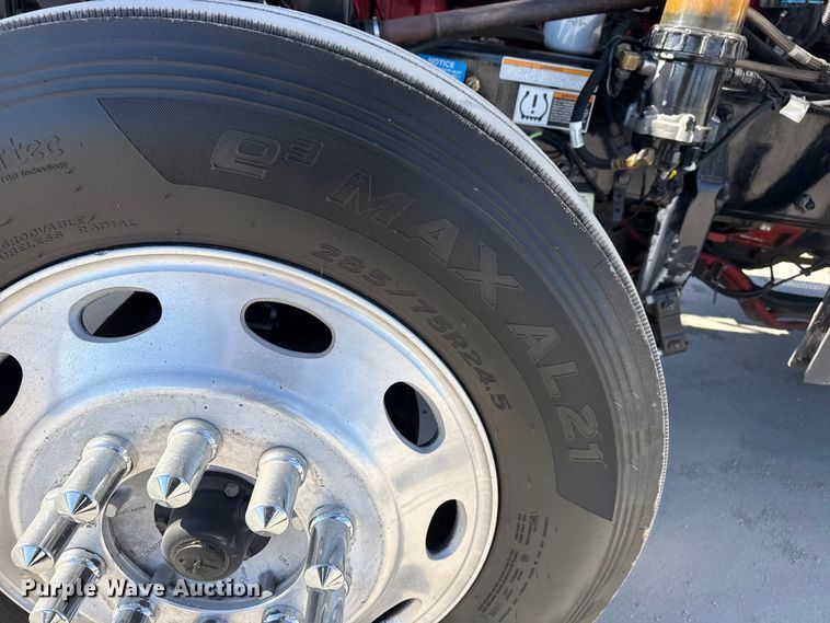 image for item DQ4340 2018 Peterbilt 389 semi truck