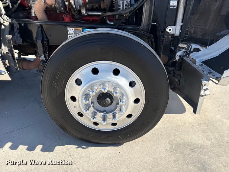 image for item DQ4340 2018 Peterbilt 389 semi truck