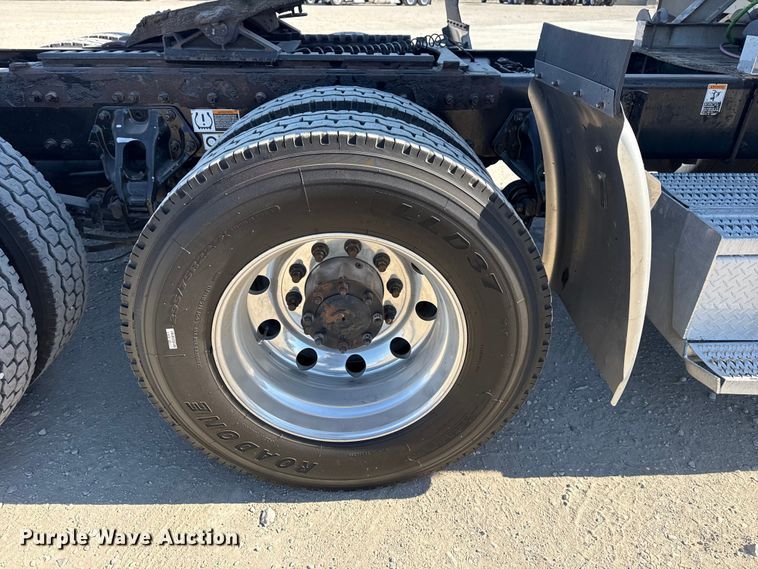 image for item DQ4340 2018 Peterbilt 389 semi truck