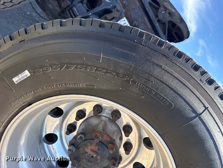 image for item DQ4340 2018 Peterbilt 389 semi truck