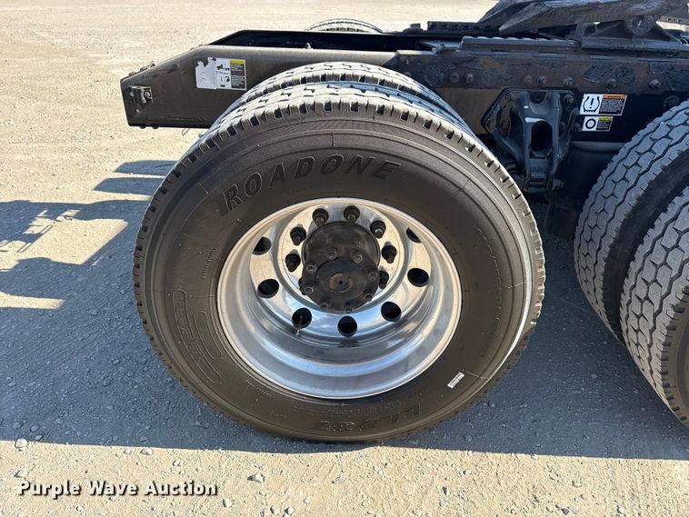 image for item DQ4340 2018 Peterbilt 389 semi truck