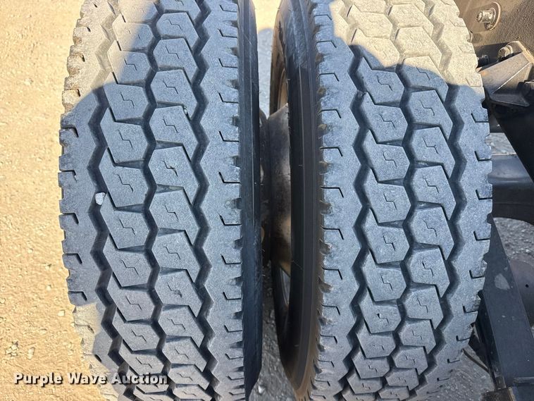 image for item DQ4340 2018 Peterbilt 389 semi truck