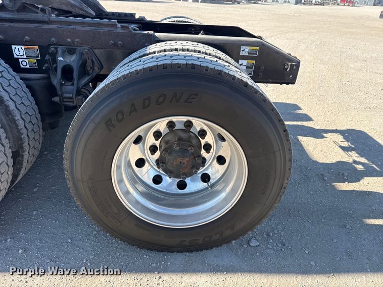 image for item DQ4340 2018 Peterbilt 389 semi truck