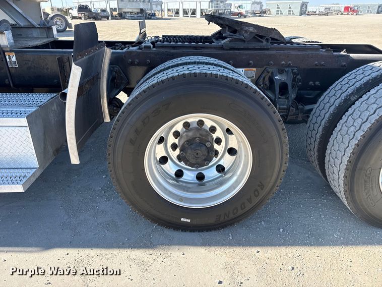 image for item DQ4340 2018 Peterbilt 389 semi truck