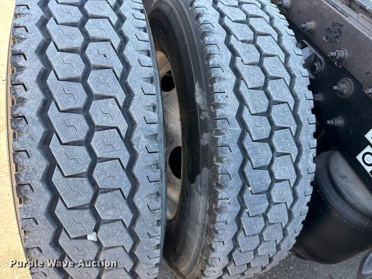 image for item DQ4340 2018 Peterbilt 389 semi truck