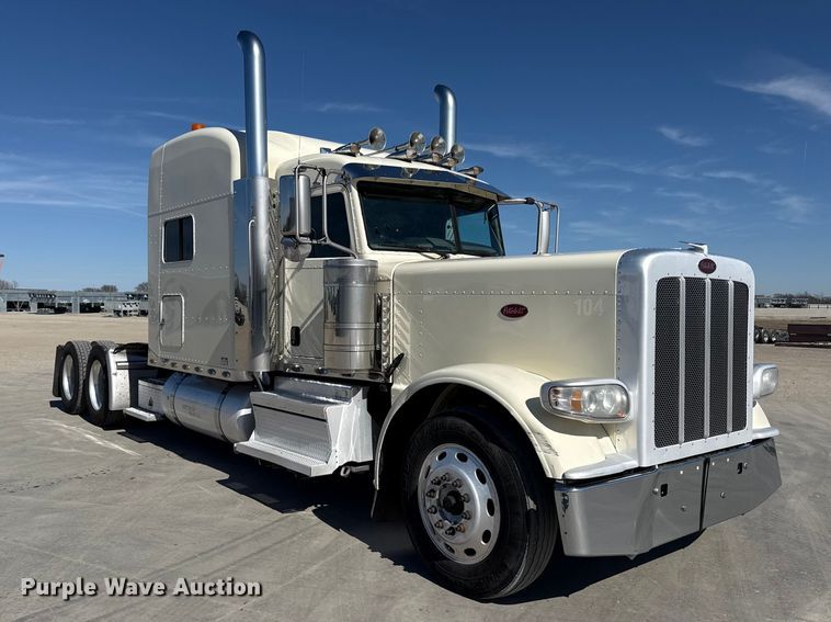 image for item DQ4341 2018 Peterbilt 389 semi truck