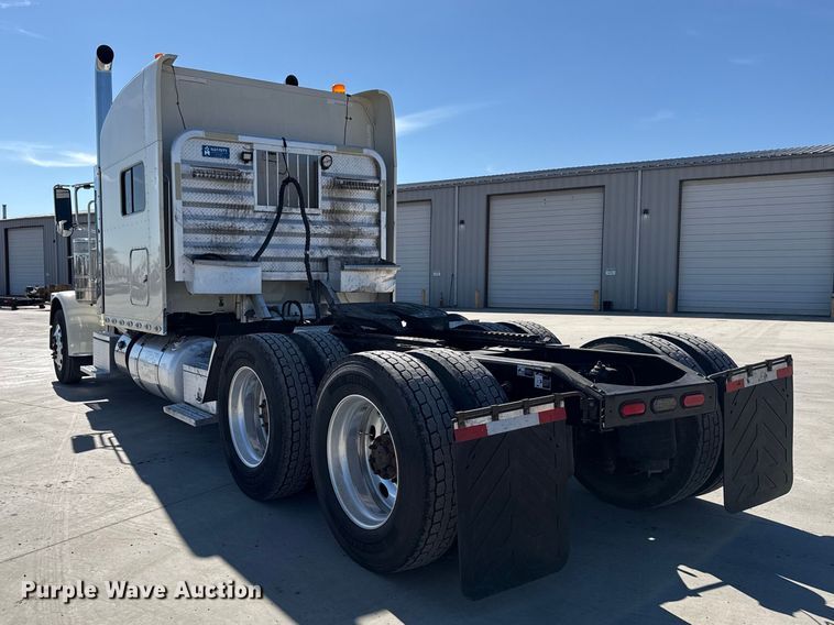 image for item DQ4341 2018 Peterbilt 389 semi truck
