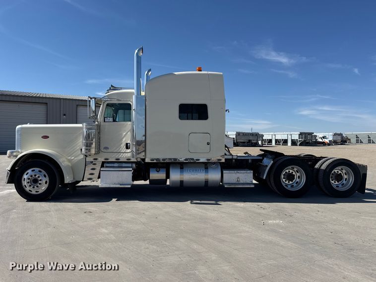 image for item DQ4341 2018 Peterbilt 389 semi truck