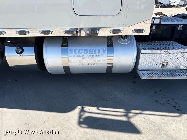 image for item DQ4341 2018 Peterbilt 389 semi truck