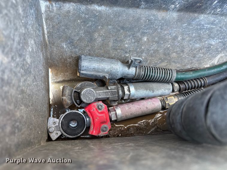 image for item DQ4341 2018 Peterbilt 389 semi truck