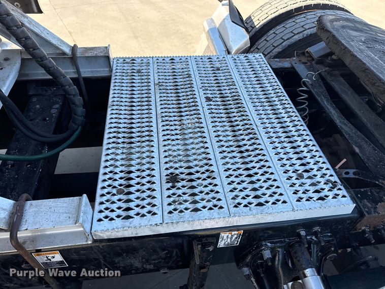 image for item DQ4341 2018 Peterbilt 389 semi truck