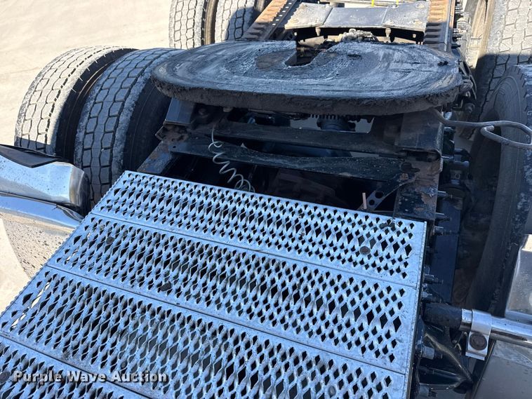 image for item DQ4341 2018 Peterbilt 389 semi truck