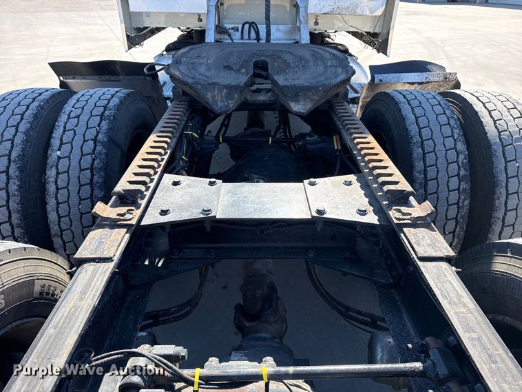 image for item DQ4341 2018 Peterbilt 389 semi truck