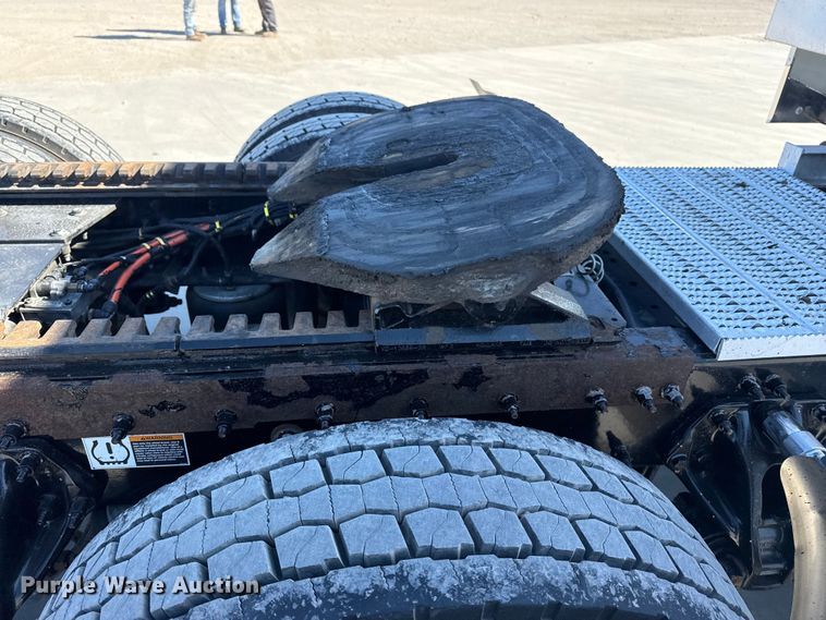 image for item DQ4341 2018 Peterbilt 389 semi truck