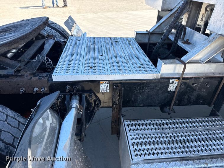 image for item DQ4341 2018 Peterbilt 389 semi truck