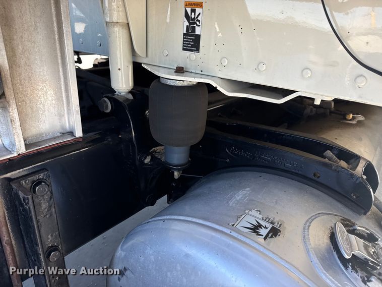 image for item DQ4341 2018 Peterbilt 389 semi truck